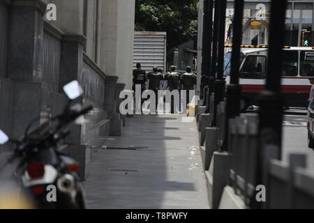 Caracas, Venezuela. 14 Mai, 2019. Soldaten sind in unmittelbarer Nähe zu der von der Opposition kontrollierte Parlament bereitgestellt. Der offizielle Grund für die Bedienung war die Suche nach einen Sprengsatz in den von der Regierung entmachtet Kongress. Der Leiter des Parlaments und selbst ernannten einstweiligen Präsidenten Guaido beschuldigte Staatschef Maduro, mit der versucht wird, die Regierung - kritischer Parlamentarier mit seiner Mission einzuschüchtern. Credit: Rafael Hernandez/dpa/Alamy leben Nachrichten Stockfoto