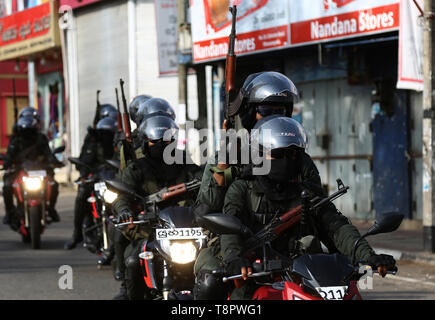 Minuwangoda, Sri Lanka. 14 Mai, 2019. Schwer bewaffnete Soldaten in Sri Lanka fahren mit dem Motorrad vor der Jumha Moschee nach einem Mob angegriffen. Mob Angriffe auf muslimische Gemeinschaften in Sri Lanka's haben eine Person getötet und Dutzende von Geschäften und Moscheen zerstört, wie kommunale Gewalt im Zuge von Ostern Bombenanschläge, die mehr als 250 getöteten Menschen verschlechtert. Credit: Pradeep Dambarage/ZUMA Draht/Alamy leben Nachrichten Stockfoto