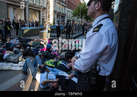 London, Großbritannien. 14. Mai 2019. Klimawandel Aktivisten vor dem Aussterben Rebellion Stufe einen Würfel-in außerhalb Harrods als Teil einer Protest gegen schnelle und nachhaltige Art und Weise. Eine kleine Anzahl von Aktivisten ist es auch gelungen, eine sterben - im Kaufhaus trotz zusätzliche Sicherheitsprüfungen an allen Eingängen. Credit: Mark Kerrison/Alamy leben Nachrichten Stockfoto