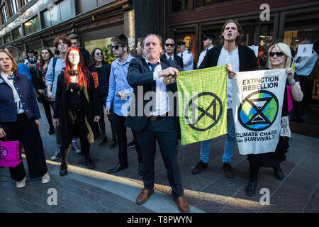 London, Großbritannien. 14. Mai 2019. Klimawandel Aktivisten vor dem Aussterben Rebellion Stufe einen Würfel-in außerhalb Harrods als Teil einer Protest gegen schnelle und nachhaltige Art und Weise. Eine kleine Anzahl von Aktivisten ist es auch gelungen, eine sterben - im Kaufhaus trotz zusätzliche Sicherheitsprüfungen an allen Eingängen. Credit: Mark Kerrison/Alamy leben Nachrichten Stockfoto