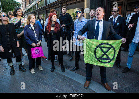 London, Großbritannien. 14. Mai 2019. Klimawandel Aktivisten vor dem Aussterben Rebellion Stufe einen Würfel-in außerhalb Harrods als Teil einer Protest gegen schnelle und nachhaltige Art und Weise. Eine kleine Anzahl von Aktivisten ist es auch gelungen, eine sterben - im Kaufhaus trotz zusätzliche Sicherheitsprüfungen an allen Eingängen. Credit: Mark Kerrison/Alamy leben Nachrichten Stockfoto