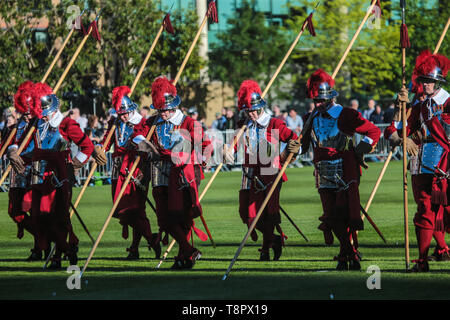 London, 14. Mai 2019 Die Honourable Artillery Company (nachstehend "Unternehmen" oder "der HAC') durch eine königliche Charta der König Heinrich VIII. Am 25. August 1537 aufgenommen wurde. Das Unternehmen wurde im Jahr 1964 als gemeinnützige Einrichtung (liebe Nr. 208443)' für militärische Übung und Ausbildung und für die bessere Verteidigung des Reiches". Heute öffnet seine Türen für die jährlichen offenen Veranstaltung am Abend. Zuschauer waren die militärischen zeigt behandelt, mit Pyrotechnik und Schießereien, Militär steht, Hubschrauber und gepanzerte Fahrzeuge. Credit: Paul Quezada-Neiman/Alamy leben Nachrichten Stockfoto