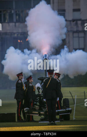 London, 14. Mai 2019 Die Honourable Artillery Company (nachstehend "Unternehmen" oder "der HAC') durch eine königliche Charta der König Heinrich VIII. Am 25. August 1537 aufgenommen wurde. Das Unternehmen wurde im Jahr 1964 als gemeinnützige Einrichtung (liebe Nr. 208443)' für militärische Übung und Ausbildung und für die bessere Verteidigung des Reiches". Heute öffnet seine Türen für die jährlichen offenen Veranstaltung am Abend. Zuschauer waren die militärischen zeigt behandelt, mit Pyrotechnik und Schießereien, Militär steht, Hubschrauber und gepanzerte Fahrzeuge. Credit: Paul Quezada-Neiman/Alamy leben Nachrichten Stockfoto