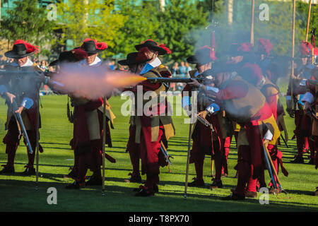 London, 14. Mai 2019 Die Honourable Artillery Company (nachstehend "Unternehmen" oder "der HAC') durch eine königliche Charta der König Heinrich VIII. Am 25. August 1537 aufgenommen wurde. Das Unternehmen wurde im Jahr 1964 als gemeinnützige Einrichtung (liebe Nr. 208443)' für militärische Übung und Ausbildung und für die bessere Verteidigung des Reiches". Heute öffnet seine Türen für die jährlichen offenen Veranstaltung am Abend. Zuschauer waren die militärischen zeigt behandelt, mit Pyrotechnik und Schießereien, Militär steht, Hubschrauber und gepanzerte Fahrzeuge. Credit: Paul Quezada-Neiman/Alamy leben Nachrichten Stockfoto