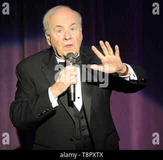 Mai 14, 2019: Los Angeles, Kalifornien, USA: Datei: Schauspieler und Comedian Tim Conway, am besten bekannt für seine Emmy ausgezeichneten Arbeiten über "Die Carol Burnett Show", am Dienstag morgen gestorben. Er war 85. Im Bild: Oktober 16, 2010: Myrtle Beach, South Carolina, USA: Schauspieler und Comedian Tim Conway führt am Alabama Theater. (Bild: © Jason Moore/ZUMApress.com) Stockfoto