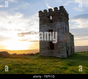 Toe-Kopf, Cork, Irland, 14. Mai 2019, den Sonnenuntergang hinter den Ruinen des alten Napoleonischen Watch Tower auf der Spitze von Toe-Kopf, West Cork Credit aphperspective/Alamy leben Nachrichten Stockfoto