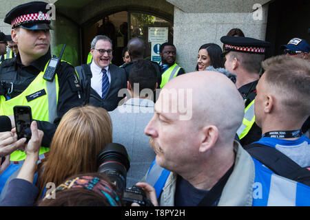 London, Großbritannien. 14. Mai 2019. Ezra Levant von Rebel Media verlässt die Old Bailey nach Anhörung während der zwei hohe Richter erklärt, dass frische Strafverfahren gegen ehemalige English Defence League leader Tommy Robinson für eine mutmaßliche Missachtung des Gerichts über die Dreharbeiten von Menschen in ein Strafverfahren verwickelt werden. Credit: Mark Kerrison/Alamy leben Nachrichten Stockfoto