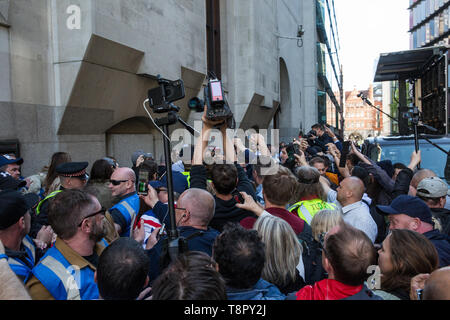 London, Großbritannien. 14. Mai 2019. Ehemalige English Defence League leader Tommy Robinson verlässt die Old Bailey nach Anhörung während der zwei hohe Richter erklärt, dass ein neues Verfahren gegen ihn wegen einer angeblichen Missachtung des Gerichts über die Dreharbeiten von Menschen in ein Strafverfahren verwickelt werden. Credit: Mark Kerrison/Alamy leben Nachrichten Stockfoto