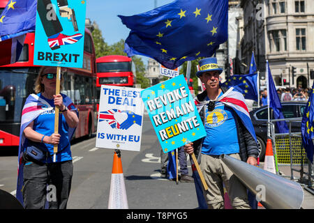 London, Großbritannien. 14 Mai, 2019. Anti-Brexit Demonstranten sind mit europäischen Fahnen und Plakate außerhalb der Häuser des Parlaments protestieren gegen Großbritannien aus der Europäischen Union nach Brexit verzögert wurde, bis zum 31. Oktober 2019, als Ministerpräsident, Theresa May habe Ihr Brexit Abkommen, das durch das Parlament genehmigt zu bekommen. Credit: Dinendra Haria/SOPA Images/ZUMA Draht/Alamy leben Nachrichten Stockfoto