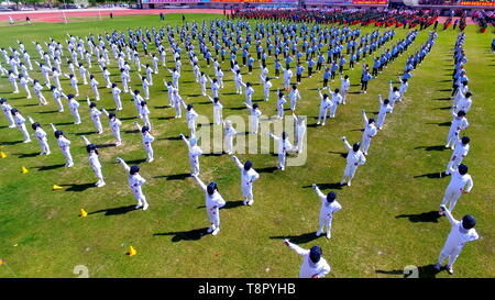 Shenyang, China. 14 Mai, 2019. Hunderte von Menschen tun, Basketball und Hula Hoop Übungen in Shenyang, Provinz Liaoning im Nordosten Chinas. Credit: SIPA Asien/ZUMA Draht/Alamy leben Nachrichten Stockfoto