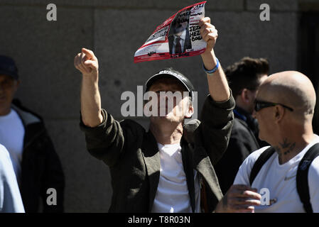 London, Greater London, UK. 14 Mai, 2019. Unterstützer von Tommy Robinson sind gesehen Sammlung außerhalb des Old Bailey in London während der Anhörung. Die rechten Führer Tommy Robinson, dessen wirklicher Name ist Stephen Yaxley-Lennon, das Hohe Gericht für neueste Verachtung, die an der Anhörung teilgenommen. Pro Tommy Robinson Demonstranten versammelten außerhalb des Old Bailey, während Yaxley-Lennon, aka Robinson sprach. Quelle: Andres Pantoja/SOPA Images/ZUMA Draht/Alamy leben Nachrichten Stockfoto