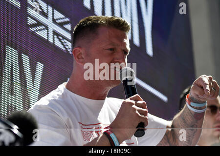 London, Greater London, UK. 14 Mai, 2019. Tommy Robinson gesehen seine Anhänger Adressierung nach der Anhörung. Die rechten Führer Tommy Robinson, dessen wirklicher Name ist Stephen Yaxley-Lennon, das Hohe Gericht für neueste Verachtung, die an der Anhörung teilgenommen. Pro Tommy Robinson Demonstranten versammelten außerhalb des Old Bailey, während Yaxley-Lennon, aka Robinson sprach. Quelle: Andres Pantoja/SOPA Images/ZUMA Draht/Alamy leben Nachrichten Stockfoto