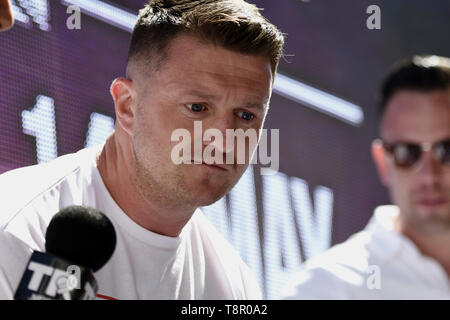 London, Greater London, UK. 14 Mai, 2019. Tommy Robinson an der Alten Bayley in London gesehen. Die rechten Führer Tommy Robinson, dessen wirklicher Name ist Stephen Yaxley-Lennon, das Hohe Gericht für neueste Verachtung, die an der Anhörung teilgenommen. Pro Tommy Robinson Demonstranten versammelten außerhalb des Old Bailey, während Yaxley-Lennon, aka Robinson sprach. Quelle: Andres Pantoja/SOPA Images/ZUMA Draht/Alamy leben Nachrichten Stockfoto