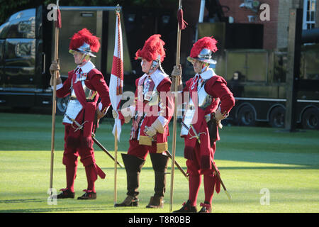 London, 14. Mai 2019 Die Honourable Artillery Company (nachstehend "Unternehmen" oder "der HAC') durch eine königliche Charta der König Heinrich VIII. Am 25. August 1537 aufgenommen wurde. Das Unternehmen wurde im Jahr 1964 als gemeinnützige Einrichtung (liebe Nr. 208443)' für militärische Übung und Ausbildung und für die bessere Verteidigung des Reiches". Heute öffnet seine Türen für die jährlichen offenen Veranstaltung am Abend. Zuschauer waren die militärischen zeigt behandelt, mit Pyrotechnik und Schießereien, Militär steht, Hubschrauber und gepanzerte Fahrzeuge. Auch die Londoner Regiment und Royal Yeomanry Arena zeigt, Fallschirm springen in die artillerie Gärten ein Stockfoto