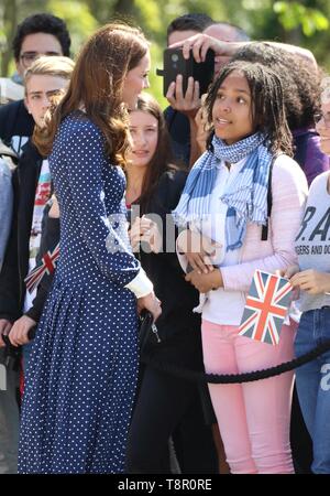 Bletchley, Buckinghamshire, Großbritannien. 14 Mai, 2019. Kate Middleton, Herzogin von Cambridge gesehen treffen Schülerinnen und Schüler als sie ankommt, der D-Day Ausstellung in Bletchley Park, England zu besuchen. Credit: Keith Mayhew/SOPA Images/ZUMA Draht/Alamy leben Nachrichten Stockfoto