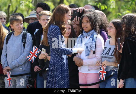 Bletchley, Buckinghamshire, Großbritannien. 14 Mai, 2019. Kate Middleton, Herzogin von Cambridge gesehen treffen Schülerinnen und Schüler als sie ankommt, der D-Day Ausstellung in Bletchley Park, England zu besuchen. Credit: Keith Mayhew/SOPA Images/ZUMA Draht/Alamy leben Nachrichten Stockfoto