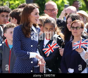 Bletchley, Buckinghamshire, Großbritannien. 14 Mai, 2019. Kate Middleton, Herzogin von Cambridge gesehen treffen Schülerinnen und Schüler als sie ankommt, der D-Day Ausstellung in Bletchley Park, England zu besuchen. Credit: Keith Mayhew/SOPA Images/ZUMA Draht/Alamy leben Nachrichten Stockfoto