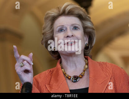 Washington, District of Columbia, USA. 14 Mai, 2019. United States Senator Debbie Stabenow (Demokrat aus Michigan) spricht mit den Medien Capitol Hill in Washington, DC, 14. Mai 2019. Quelle: Chris Kleponis/CNP Credit: Chris Kleponis/CNP/ZUMA Draht/Alamy leben Nachrichten Stockfoto