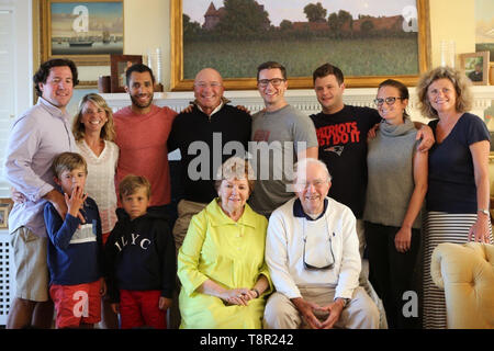 (190514) - NEW YORK, 14. Mai 2019 (Xinhua) - James Bryant (1. R, vorne), seine Frau Dorothy Bryant (2. R, vorne), Sohn James Bryant (4.L, hinten), Enkel Ben Bryant (3. R, hinten) und andere Familienmitglieder sind dargestellt in Marblehead, Massachusetts, USA, 23. August 2014. James Bryant wird nie vergessen, den Tag, als seine 93-jährige Vater zurück zu seinem Schlafzimmer ging und kam zurück mit einem Flug Aktentasche mit Papieren auf die Ausbildung und die Aufgaben nahm er als US-Flying Tiger Pilot während des Weltkrieges II Als 'erstaunliche' noch 'bescheiden' Mann und ein liebender Vater, Marmelade Stockfoto