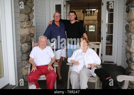 (190514) - NEW YORK, 14. Mai 2019 (Xinhua) - James Bryant (L, vorne), seine Frau Dorothy Bryant (R, vorne), Sohn James Bryant (L, hinten) und Enkel Ben Bryant sind dargestellt in Marblehead, Massachusetts, USA, 2015. James Bryant wird nie vergessen, den Tag, als seine 93-jährige Vater zurück zu seinem Schlafzimmer ging und kam zurück mit einem Flug Aktentasche mit Papieren auf die Ausbildung und die Aufgaben nahm er als US-Flying Tiger Pilot während des Weltkrieges II Als 'erstaunliche' noch 'bescheiden' Mann und ein liebender Vater, James Bryant keine detaillierte Beweise über seine w zeigen Stockfoto