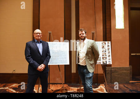 (190514) - NEW YORK, 14. Mai 2019 (Xinhua) - James Bryant (L) und sein Sohn Ben Bryant vor dem Mahnmal Plakate am 4. sino-american Zweiten Weltkrieg Freundschaft und Flying Tiger Geschichte Konferenz in Las Vegas, USA, 11. Mai 2019 dar. James Bryant wird nie vergessen, den Tag, als seine 93-jährige Vater zurück zu seinem Schlafzimmer ging und kam zurück mit einem Flug Aktentasche mit Papieren auf die Ausbildung und die Aufgaben nahm er als US-Flying Tiger Pilot während des Weltkrieges II Als 'erstaunliche' noch 'bescheiden' Mann und ein liebender Vater, James Bryant nicht zeigen ein Stockfoto