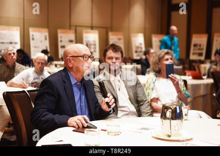 (190514) - NEW YORK, 14. Mai 2019 (Xinhua) - James Bryant (L, Vorderseite) liefert eine Rede auf der vierten Sino-American Zweiten Weltkrieg Freundschaft und Flying Tiger Geschichte Konferenz in Las Vegas, USA, 11. Mai 2019. James Bryant wird nie vergessen, den Tag, als seine 93-jährige Vater zurück zu seinem Schlafzimmer ging und kam zurück mit einem Flug Aktentasche mit Papieren auf die Ausbildung und die Aufgaben nahm er als US-Flying Tiger Pilot während des Weltkrieges II Als 'erstaunliche' noch 'bescheiden' Mann und ein liebender Vater, James Bryant keine detaillierten Erkenntnisse über seinen Krieg ex zeigen Stockfoto