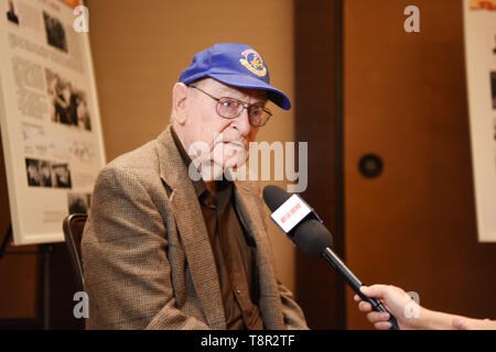 (190515) - Peking, 15. Mai 2019 (Xinhua) - Flying Tigers Veteran David Hayward erhält ein Interview mit Xinhua am Rande der 4. sino-american Zweiten Weltkrieg Freundschaft und Flying Tiger Geschichte Konferenz in Las Vegas, USA, 11. Mai 2019. Der Flying Tigers, eine US-amerikanische Fliegerstaffel aus Piloten der United States Army Air Corps, Navy und Marine Corps, geholfen, die Chinesische Kampf gegen die Japanischen Invasoren im Zweiten Weltkrieg (WWII). Mit ihren heldenhaften Anstrengungen und große Opfer, diesen amerikanischen Flying Tigers kämpften seit Jahren mit der chinesischen Menschen Seite an Seite leben und Stockfoto