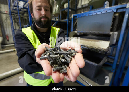 10. Mai 2019, Rheinland-Pfalz, Bärenbach: Ein Mitarbeiter zeigt das Zwischenprodukt Kunststoff Pellets, die in Plastik Abfall in speziellen Anlagen verarbeitet wird. Hahn Kunststoffe produziert 45.000 Tonnen Kunststoffprodukte wie Bänke und Zaunpfosten aus 60.000 Tonnen Kunststoff jedes Jahr. (Dpa' Recycling: Dieser Park Bench war einst eine Zahnpastatube") Foto: Thomas Frey/dpa Stockfoto