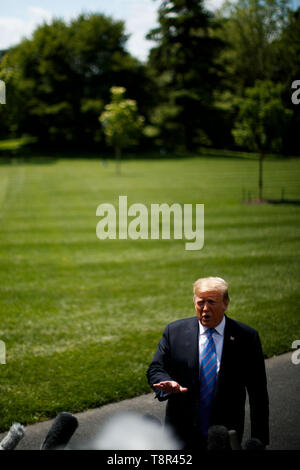 Washington, USA. 14 Mai, 2019. Us-Präsident Donald Trump spricht mit Reportern vor dem Verlassen des Weißen Hauses in Washington, DC, USA, am 14. Mai 2019. Us-Präsident Donald Trump am Dienstag wies einen Bericht der New York Times über die USA top Sicherheit Beamten Überprüfung ein Plan mehr als 120.000 Soldaten in den Nahen Osten zu schicken Iran zu begegnen. Credit: Ting Shen/Xinhua/Alamy leben Nachrichten Stockfoto