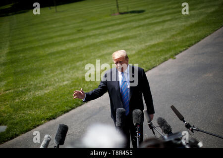 Washington, USA. 14 Mai, 2019. Us-Präsident Donald Trump spricht mit Reportern vor dem Verlassen des Weißen Hauses in Washington, DC, USA, am 14. Mai 2019. Us-Präsident Donald Trump am Dienstag wies einen Bericht der New York Times über die USA top Sicherheit Beamten Überprüfung ein Plan mehr als 120.000 Soldaten in den Nahen Osten zu schicken Iran zu begegnen. Credit: Ting Shen/Xinhua/Alamy leben Nachrichten Stockfoto