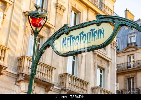 Frankreich, Paris, Place Saint Michel, der Eingang zur U-Bahn von Hector Guimard Stockfoto