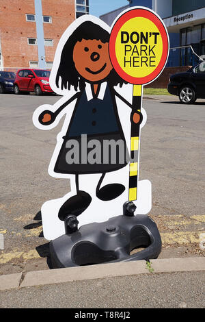 Verkehrssicherheit Poller, die Zeichnungen der kleinen Kinder sind außerhalb Shottery Schule in Warwickshire, Großbritannien gesehen. 10. Mai 2019. Stockfoto