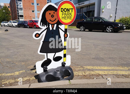 Verkehrssicherheit Poller, die Zeichnungen der kleinen Kinder sind außerhalb Shottery Schule in Warwickshire, Großbritannien gesehen. 10. Mai 2019. Stockfoto