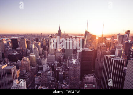 Panorama Aussicht auf die Skyline von Midtown Manhattan mit dem Empire State Building aus dem Rockefeller Center Aussichtsplattform. Oben auf den Felsen - New York Cit Stockfoto