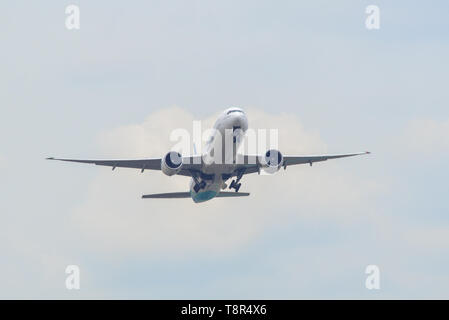 Tokyo, Japan - 17.April 2019. PK-GIG Garuda Indonesia Boeing 777-300ER UNTER - weg vom Flughafen Narita (NRT). Narita ist eines der wichtigsten internationalen Hu Stockfoto