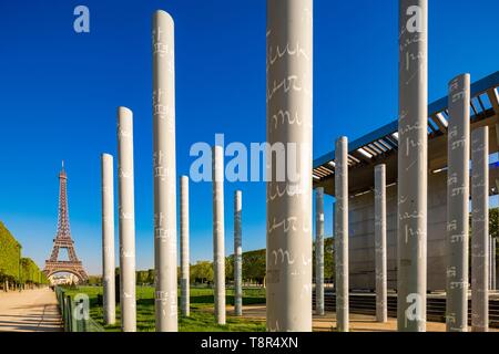 Frankreich, Paris, Bereich als Weltkulturerbe von der UNESCO, der Frieden Wand von Jean Michel Wilmotte und Clara Halfter und den Eiffelturm, die Champ de Mars Stockfoto