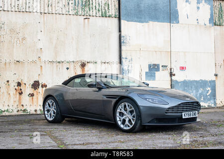 2018 Aston Martin DB 11 Volante im Bicester Heritage Center 'Drive es Tag'. Bicester, Oxfordshire, England Stockfoto