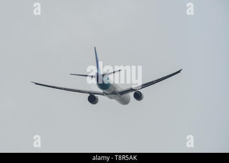 Tokyo, Japan - 17.April 2019. PK-GIG Garuda Indonesia Boeing 777-300ER UNTER - weg vom Flughafen Narita (NRT). Narita ist eines der wichtigsten internationalen Hu Stockfoto