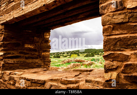 Fensterrahmen und Mauerwerk von Indianischen Ruinen im Südwesten Stockfoto