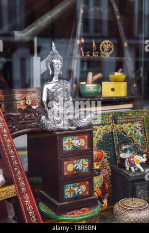 Buddha Statue in einem Schaufenster. Pembridge Road, Notting Hill, London Stockfoto