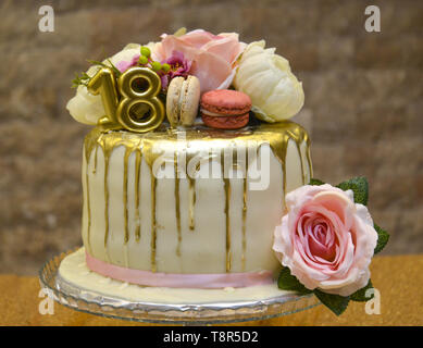 Goldene Geburtstag Kuchen mit Nummer 18 und Rosen auf dem Kuchen, Stockfoto