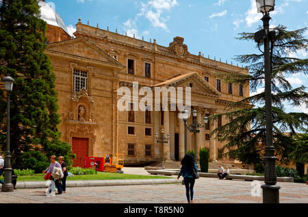 Universität von Salamanca, 1218, UNESCO-Welterbe, alte Sandsteingebäude, Hochschulwesen, elegant; UNESCO-Website; Europa; Salamanca; Spanien; Feder; Horizont Stockfoto