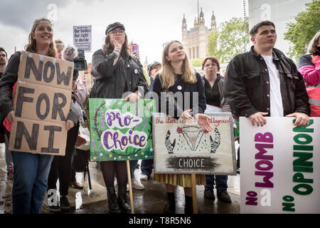 Frauen Pro-Choice Gruppen einschließlich Schwester Unterstützer, Abtreibung Großbritannien und Ärzte für die Wahl in Großbritannien gegen anti-abtreibende Arzt Demonstranten in Westminster.