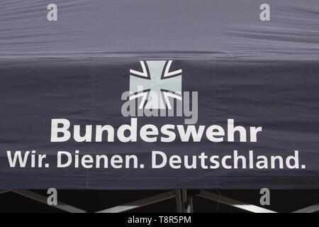 Zelt der Bundeswehr mit dem Slogan wir Deutschland, Berlin dienen. Stockfoto