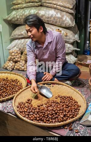 Vietnam, Lao Cai Provinz, Sa Pa Town, kastanie Verkäufer Stockfoto