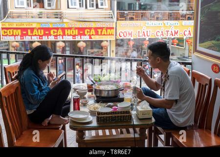 Vietnam, Lao Cai Provinz, Sa Pa Town, Vietnamesisch Paar im Restaurant Stockfoto