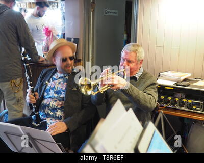 Jazz Band spielt zu einem Bierfest in einem Pub in Watford - Grossbritannien Stockfoto