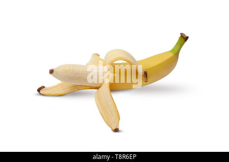 Die Hälfte Banane geschält, offenen Banane isoliert auf einem weißen Hintergrund. Mit Freistellungspfad Stockfoto