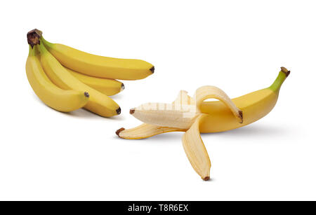 Bündel Bananen und Halb geschälte Banane auf weißem Hintergrund. Stockfoto