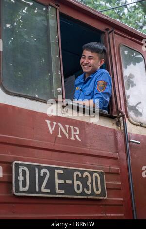 Vietnam, Red River Delta, Hanoi, Ankunft des Zuges zwischen Hanoi und Haiphong, Long Bien Brücke früher Paul Doumer Brücke zwischen 1898 und 1902 zu der Zeit des französischen Indochina gebaut von der Firma Daydé und Pille, seit durch die Gruppe Eiffel erworben, ist dieser Teil führt zu Hanoi Stockfoto